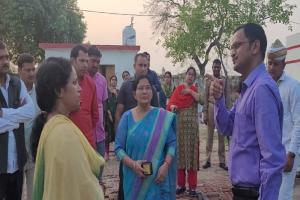 हरदोई: उर्दू शिक्षक की हरकत से नाराज राज्यमंत्री रजनी तिवारी पहुंची  विद्यालय, छात्राओं से की बात    