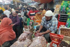 अयोध्या: पवित्र माह रमजान शुक्रवार से, गुलजार हुए बाजार, जुटे खरीदार