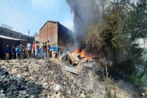 अयोध्या: कबाड़ गोदाम में लगी भीषण आग, लाखों का नुकसान  