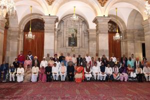 Padma Awards 2023: राष्ट्रपति भवन में आयोजित कार्यक्रम में पद्म पुरस्कार प्राप्त करने वाले लोगों की सूची 