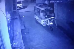 बरेली: घर के बाहर ई-रिक्शा चोरी की घटना सीसीटीवी कैमरे में हुई कैद