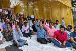 शाहजहांपुर: बिजली कर्मी पूर्ण हड़ताल पर, गांवों में पड़ रहा असर