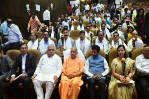 लखनऊ: ODOP और विश्वकर्मा श्रम सम्मान योजना में CM Yogi ने बांटा टूलकिट, दिया पुरस्कार   