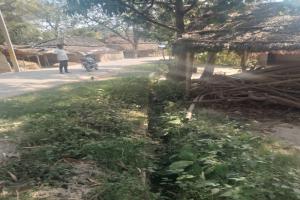 अयोध्या: सफाई कर्मी कर रहे अफसरों की चाकरी, गंदे पड़े जिले के गांव 