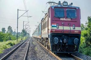 सुल्तानपुर: खेत से लौटते समय ट्रेन की चपेट में आकर वृद्ध की मौत 