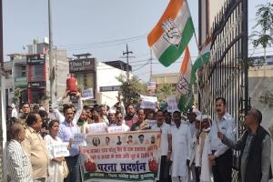 सुल्तानपुर:  सिलेंडर के बढ़े दामों का कांग्रेस ने किया विरोध, प्रदर्शन कर लगाए नारे   