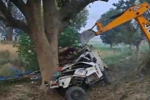 Kanpur Ghatampur Accident: पेड़ से टकराकर पिकअप के उड़े परखच्चे, तीन की मौत-पांच घायल