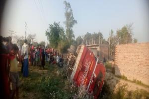 बहराइच: जोलाहन पुरवा गांव के यात्रियों से भरी बस पलटी, दर्जनों घायल, ड्राइवर और कंडक्टर फरार