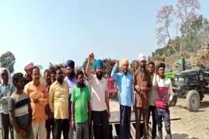 बहराइच: गन्ना घटतौली को लेकर किसानों का प्रदर्शन, जिला गन्ना अधिकारी से की शिकायत