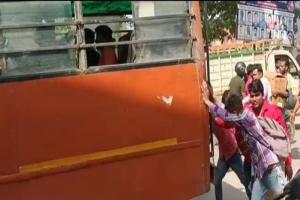 रायबरेली: सवारियों के धक्के से घूमता है यूपी रोडवेज बस का पहिया, देखें Video 