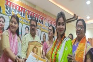 कानपुर: सुषमा स्वराज एचीवर अवार्ड से सम्मानित हुईं महिलाएं