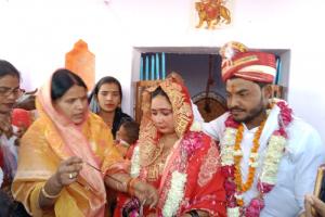 औरैया: मुस्लिम युवती ने हिंदू युवक को चुना जीवनसाथी, लिए सात फेरे 