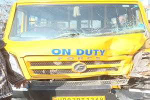 रायबरेली: सब्जी लदी पिकप से टकराकर क्षतिग्रस्त हुई School Van, सभी बच्चे सुरक्षित 