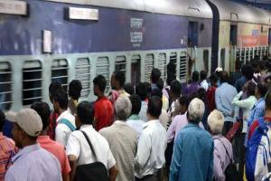 Railway News: होली बाद ट्रेनों में उमड़ी भीड़, वेटिंग पहुंची दो सौ के पार, तत्काल में भी नहीं मिल रहा टिकट