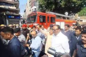 Kanpur Fire: Deputy CM Brajesh Pathak घटनास्थल पर पहुंचें , 13 घंटे के बाद भी धधक रही आग, व्यापारियों में आक्रोश