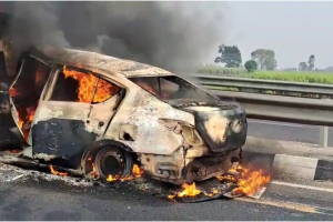 रुड़की: दिल्ली हरिद्वार हाईवे में आग का गोला बनी कार 