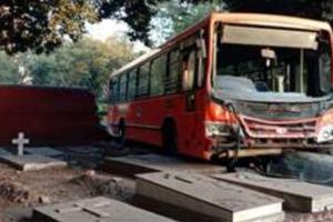 मध्य दिल्ली में क्लस्टर बस कब्रिस्तान की दीवार से टकराई, करीब 10 कब्रें क्षतिग्रस्त