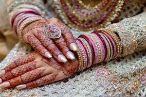 Fatehpur में शादी समारोह के बीच पहुंचा प्रेमी, मंडप पर बैठी दुल्हन को उठाने का किया प्रयास, फिर हुआ ये