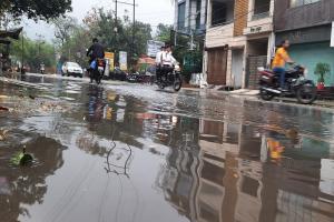मुरादाबाद : तेज बारिश से सड़क पर भरा गंदा पानी, आवागमन में हो रही परेशानी