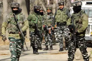 पुलवामा में सुरक्षा बलों और आतंकवादियों के बीच मुठभेड़