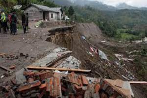 Landslide in Indonesia : इंडोनेशिया में भूस्खलन से 10 लोगों की मौत, मृतकों की संख्या बढ़ने की आशंका 