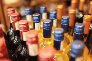 रुद्रपुर: ब्रांडेड कंपनी के रैपर लगी बोतल में नकली शराब,  60 पेटियों के साथ दो तस्कर दबोचे 