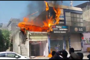 हल्द्वानी: रेलवे बाजार की दो दुकानों में लगी भीषण आग 