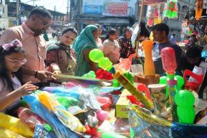मुरादाबाद : गुझिया, मिठाई और कपड़ों की खरीदारी, अबीर-गुलाल उड़ा