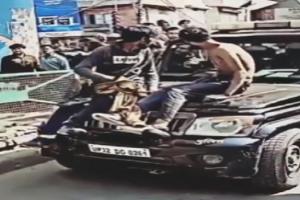 मुरादाबाद: नशेड़ियों ने उड़ाया पुलिस का माखौल, पीआरवी के बोनट पर बैठ की सवारी, वीडियो वायरल