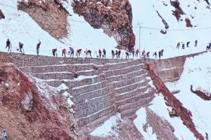 Uttarakhand News: केदारनाथ पैदल यात्रा मार्ग से बर्फ हटाना चुनौती, युद्धस्तर पर लगे श्रमिक