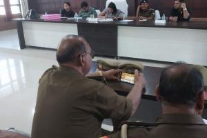 Video : Unnao में संपूर्ण समाधान दिवस में अधिकारी सुन रहे थे फरियाद, दारोगा जी मोबाइल पर खेलते रहे गेम