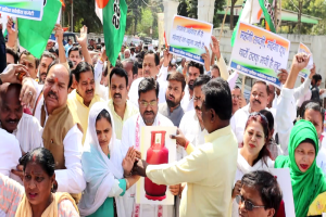 लखनऊ: LPG सिलेंडर के बढ़े दाम को लेकर कांग्रेस का प्रदर्शन, महिलाओं ने चूल्हा जलाकर जताया विरोध