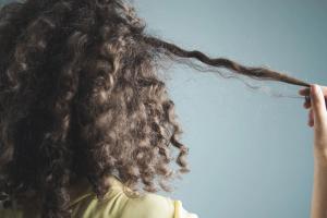 Oil for Curly Hair: अगर आपके बाल भी हैं घुंघराले तो जानिए कौन सा तेल लगाएं 