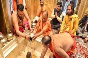 CM Yogi ने लगाई Century: काशी विश्वनाथ के दर पर 100वीं बार मत्था टेकने वाले पहले मुख्यमंत्री बनें सीएम योगी