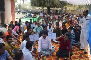 अयोध्या : विद्युतकर्मियों ने कार्य बहिष्कार कर जताया विरोध