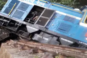 दार्जिलिंग: टॉय ट्रेन का इंजन पटरी से उतरा, 10 दिनों में दूसरी घटना, मार्ग कई घंटे अवरुद्ध