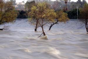 कैलिफोर्निया में बाढ़ का कहर, हजारों लोगों ने छोड़ा अपना घर 