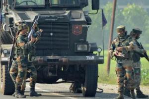 जम्मू-कश्मीर के पुलवामा में आतंकवादियों और सुरक्षाबलों के बीच मुठभेड़
