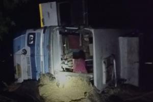 कासगंज: गंगा स्नान को जा रहे यात्रियों से भरी बस पलटी, डेढ़ दर्जन घायल