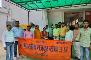 लखनऊ : राष्ट्रीय स्वास्थ्य मिशन के संविदाकर्मियों ने डीएम को सौंपा ज्ञापन, 12 सूत्रीय मांगों को लेकर आंदोलन की तैयारी