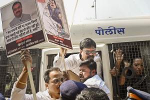 Adani Group के खिलाफ कांग्रेस कार्यकर्ताओं का प्रदर्शन, पुलिस ने हिरासत में लिया