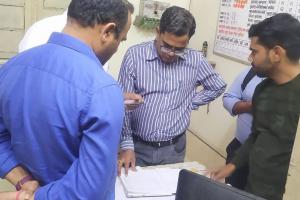 शाहजहांपुर: एडीआरएम ने की विश्रामालय और पावर केबिन के रजिस्ट्रारों की जांच 