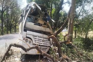 प्रयागराज से अयोध्या आ रही टूरिस्ट बस पेड़ से टकराई, चालक घायल 