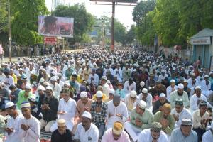 अयोध्या: कड़ी सुरक्षा के बीच हुई ईद की नमाज, मांगी अमन-चैन की दुआ