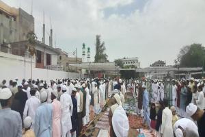 प्रयागराज: ईदगाह में कड़ी सुरक्षा के बीच अदा की गई ईद की नमाज