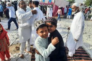 रायबरेली: अकीदत के साथ अदा की गई ईद की नमाज, गले लगकर दी बधाई 