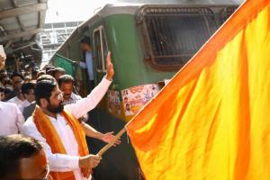 महाराष्ट्र के मुख्यमंत्री शिंदे ने अयोध्या के लिए विशेष ट्रेन को दिखाई हरी झंडी 