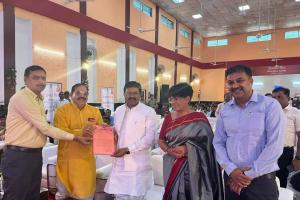 बरेली: केंद्रीय राज्यमंत्री को नरमू ने सौंपा ज्ञापन