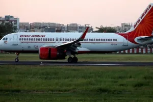 एयर इंडिया की दुबई-दिल्ली उड़ान की घटना की जांच पूरी होने तक परिचालक दल की सेवाएं निलंबित 
