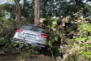 बाराबंकी: अनियंत्रित कार पेड़ से टकराई, दो सिपाही ट्रॉमा सेंटर रेफर